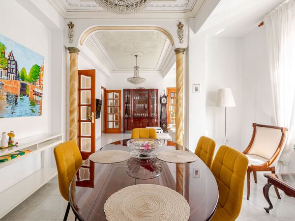 Dining room with crystal chandelier — De Villa Suites