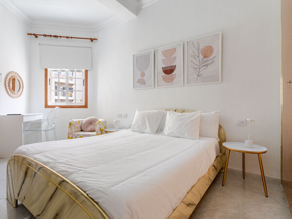 Main suite with double bed — De Villa Suites