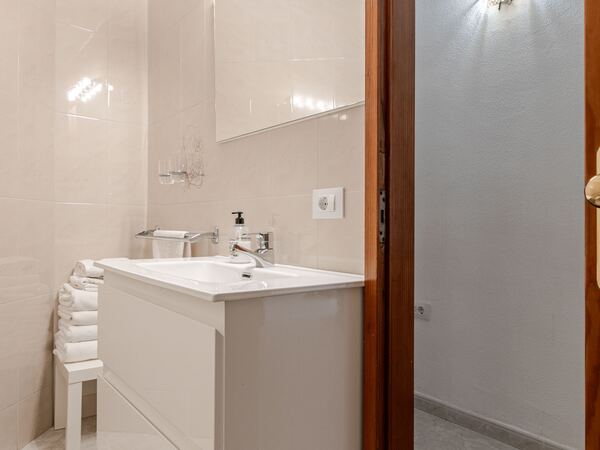 Main bathroom with sink and mirror — De Villa Suites