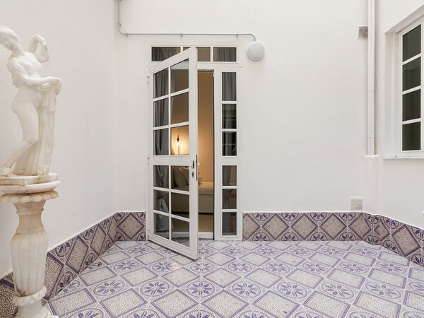 Main courtyard with mosaic tiles — De Villa Suites