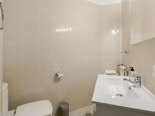 Full bathroom — De Villa Suites