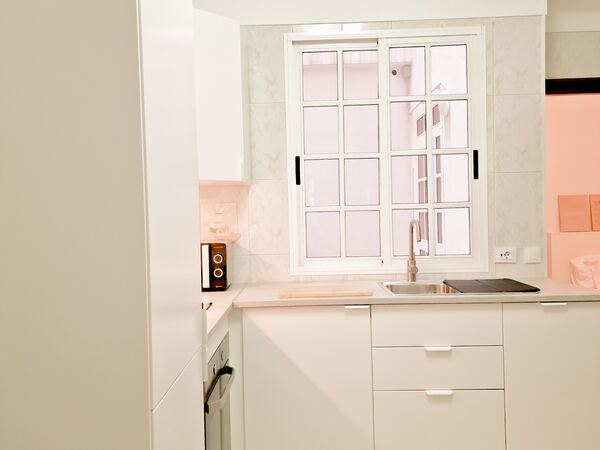 Kitchen with window overlooking courtyard — De Villa Suites