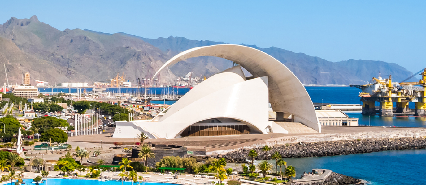Auditorio de Tenerife Adán Martín iluminado de noche frente al mar