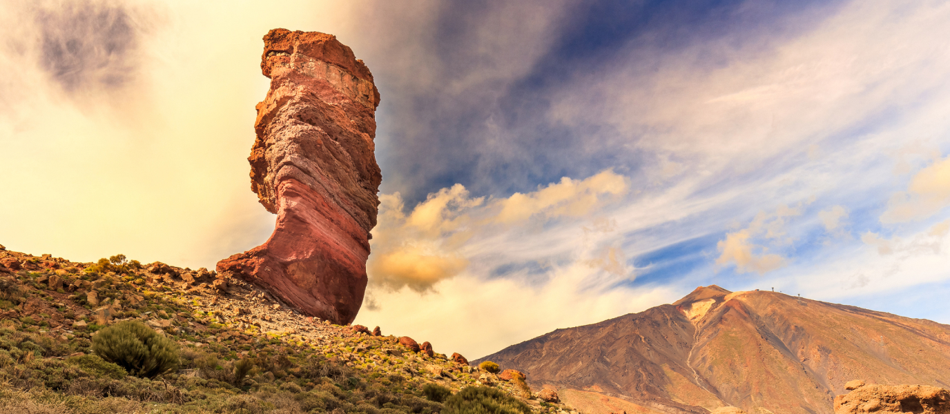 Roque Cinchado y el volcán Teide bajo un cielo dramático