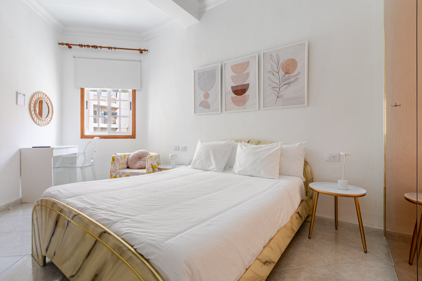 Suite principal de De Villa Suites con cama de matrimonio