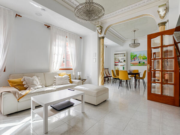 Salón principal — techos venecianos De Villa Suites
